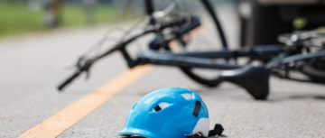 sécurité routière : casque et vélo renversés sur la route